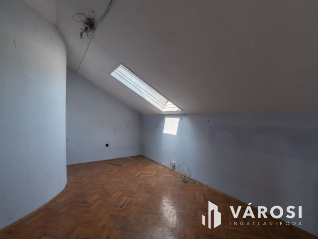 Siófok belvárosában a főtéren 591 nm lakóterű ingatlan eladó