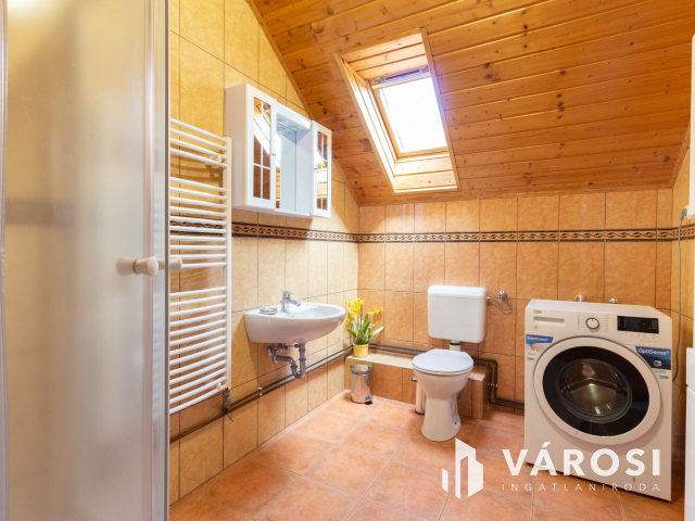 Eladó 6 lakásos családi ház Siófokon