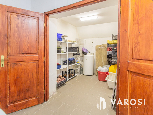 Étterem, egy Termálfürdő bejáratánál