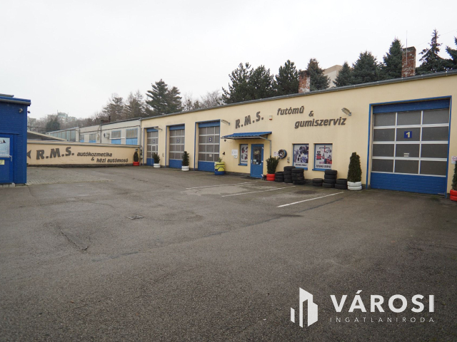 Ipari komplexum, frekventált helyen