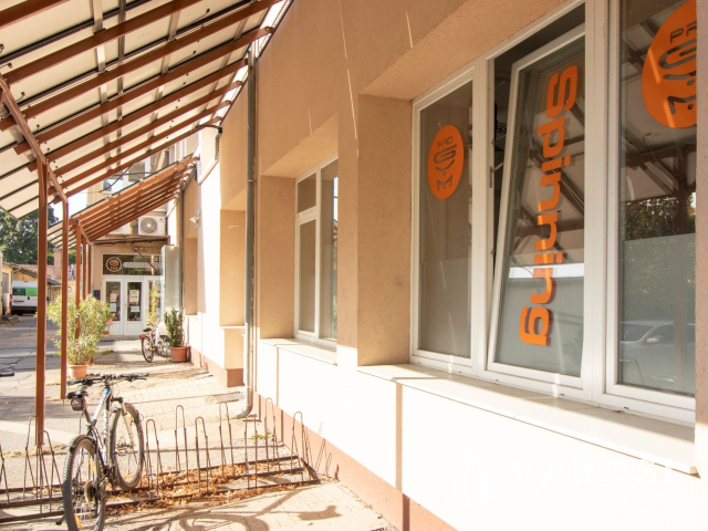 Korszerű ipari ingatlan napelemmel, városközpontban!