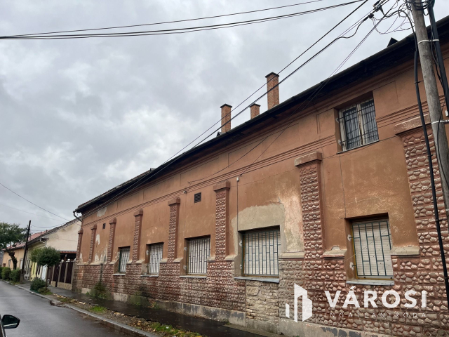 Budapesten nagy ház telekkel eladó!