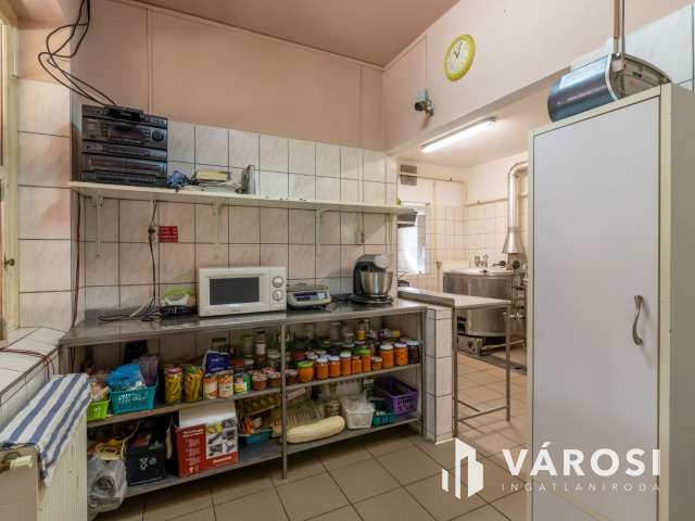 Vendéglő plusz erdő, a 46-os főút mentén