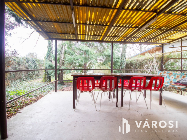 Közművesített vízparti nyaraló központi helyen!