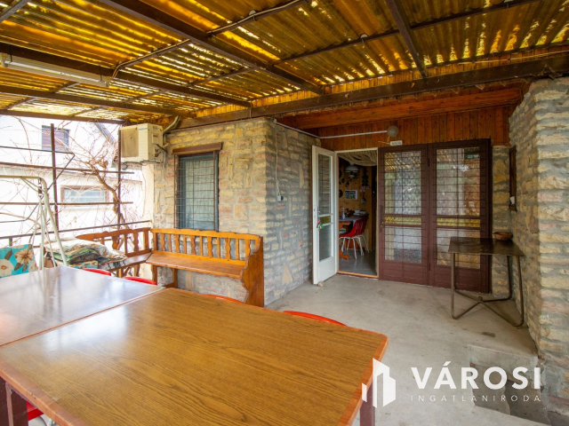 Közművesített vízparti nyaraló központi helyen!