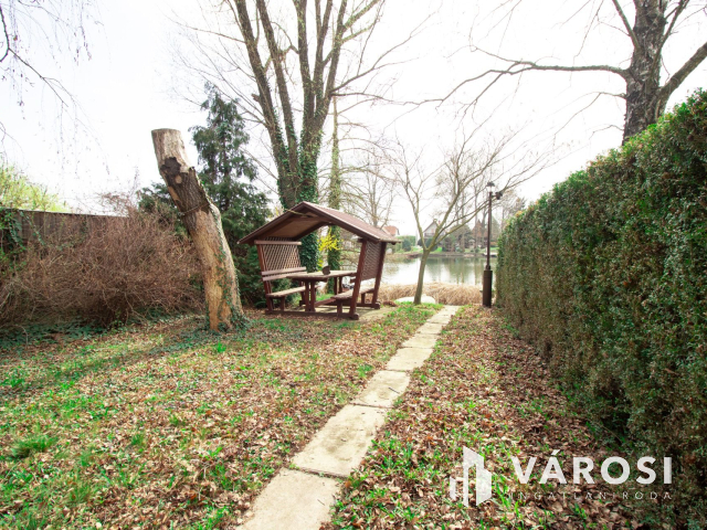 Közművesített vízparti nyaraló központi helyen!