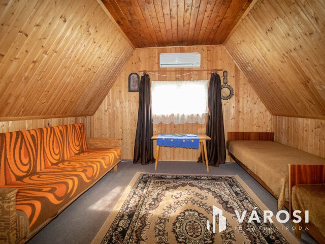 Közművesített vízparti nyaraló központi helyen!