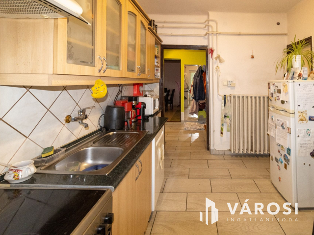 Kétszintes, kifogástalan szerkezetű téglaház