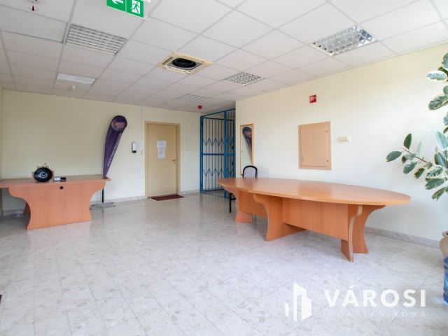 Telephely irodaházzal, 180 m2-es üzlettel és parkolókkal
