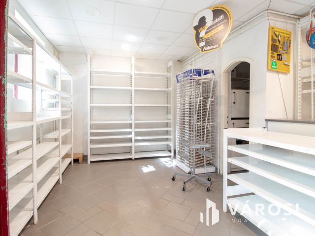 44 m2-es iroda utcai bejárattal a Nagyvárad tértől 500 m-re