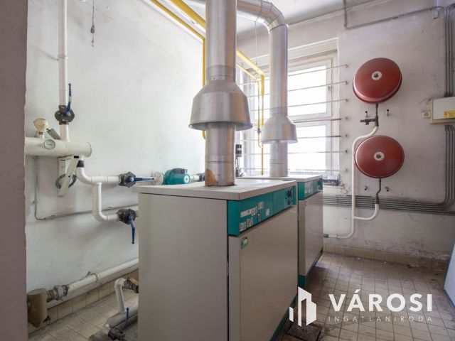 180 m2-es üzlet eladó 3 szintes irodaházzal, raktárakkal