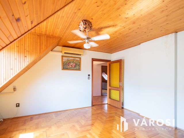 Jó szerkezetű kétgenerációs ház a Fürdőövezetben