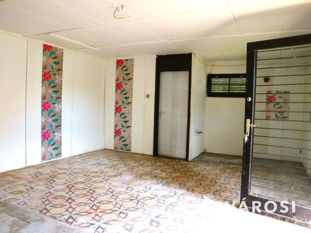 Csörötnek, régi kisbolt, családiházas környezetben eladó.