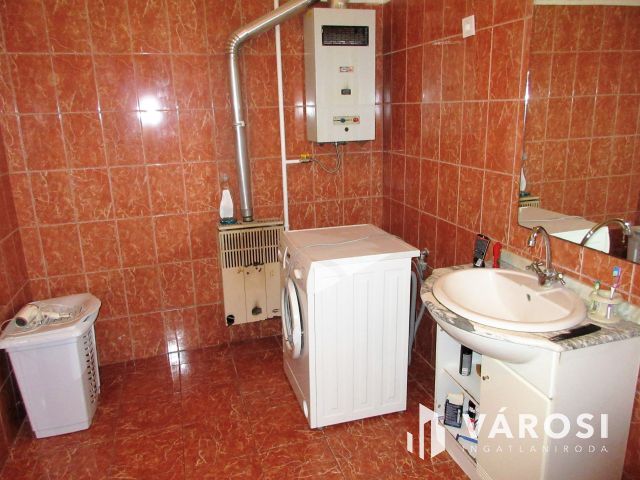 Felújított, belvárosi, polgári ház, hatalmas terasz, garázs!