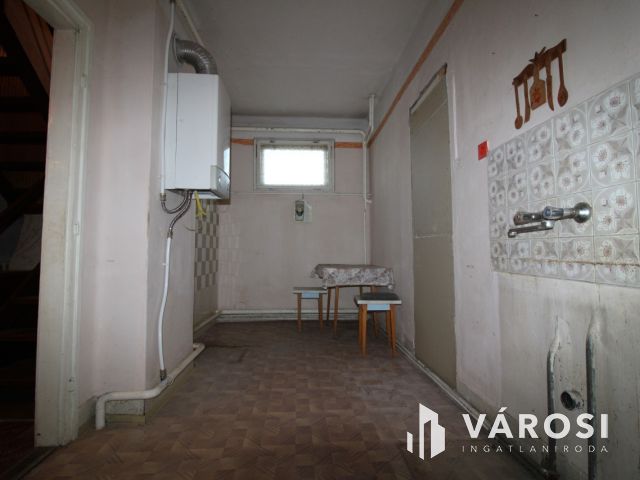 Kétszintes lakóház teljes közművel, garázzsal.