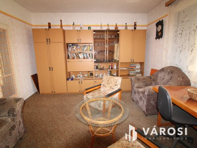 Kétszintes lakóház teljes közművel, garázzsal.