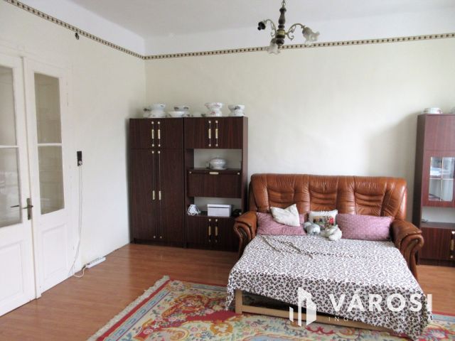 Felújított, belvárosi, polgári ház, hatalmas terasz, garázs!