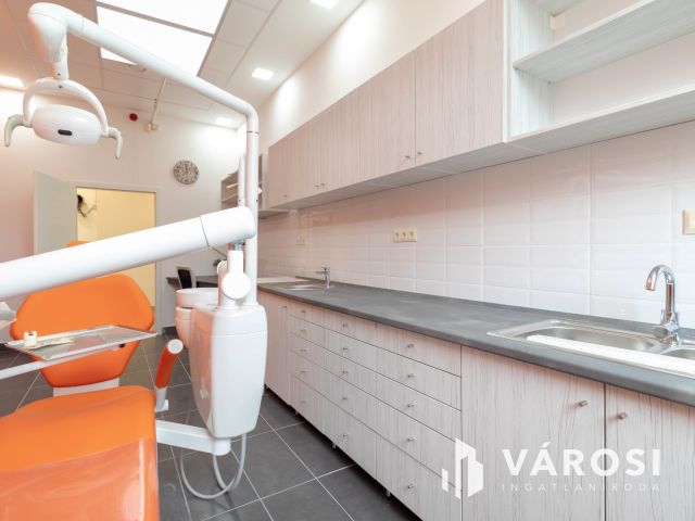 Felszerelt, berendezett, 21 m2-es fogászati rendelő Újbudán