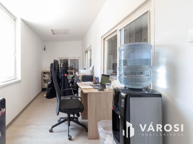 600 m2-es raktár polcrendszerrel, irodával, mosdóval kiadó