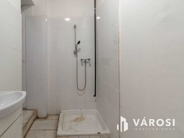 600 m2-es raktár polcrendszerrel, irodával, mosdóval kiadó