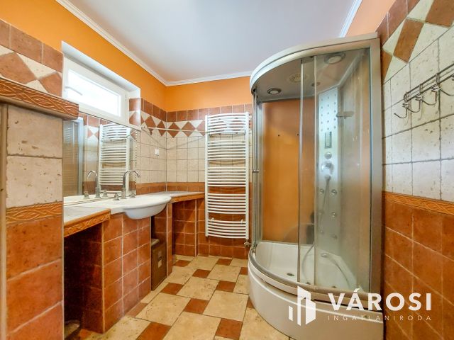 Eladó sok szobás családiház Velencén