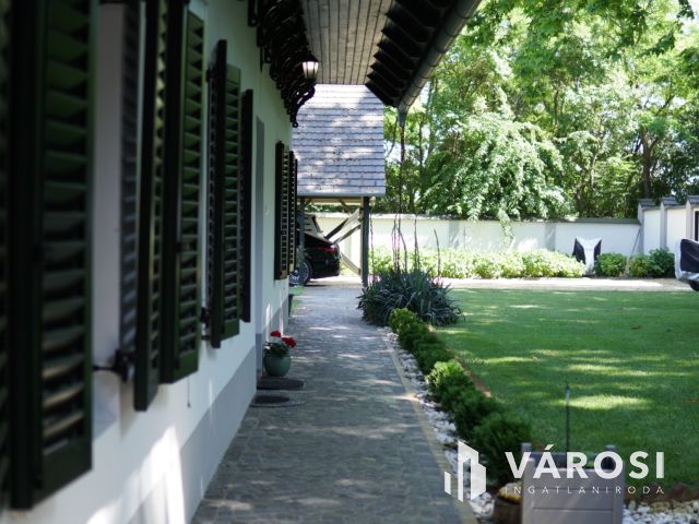 Kúria eladó Zsombón, birtokkal és naperőművel!