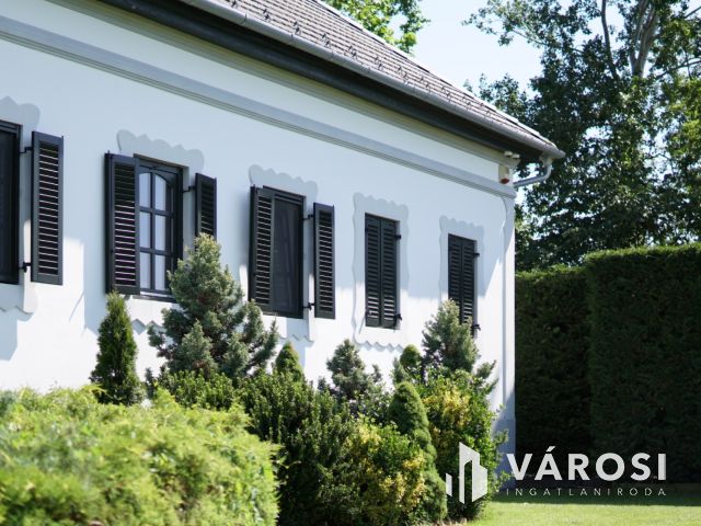 Kúria eladó Zsombón, birtokkal és naperőművel!