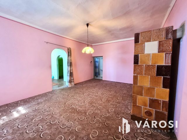 Stabil szerkezetű tégla ház a búzatáblák mellett