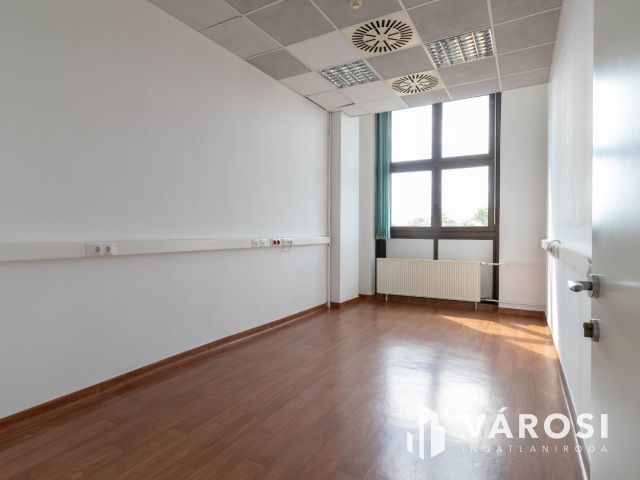 132 m2-es üzlet/bemutatóterem Csepel HÉV-állomástól 2 percre