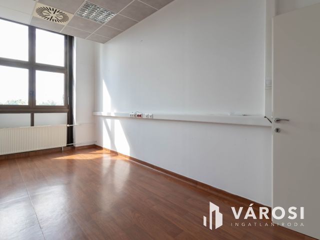 132 m2-es üzlet/bemutatóterem Csepel HÉV-állomástól 2 percre