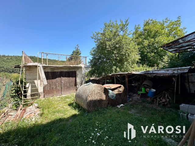 Belváros közelében felújítandó ikerház eladó!