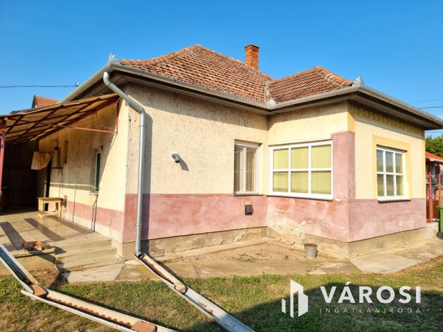 Lakható, korszerűsítést igénylő 98m2-es családi ház