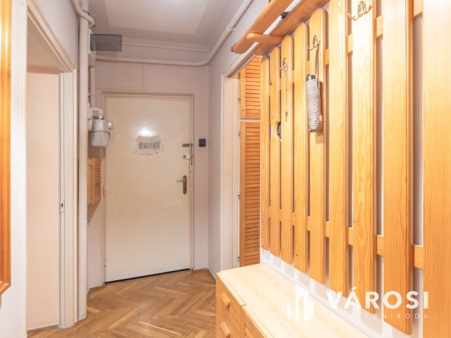 Alsóváros, első emelet, két szoba