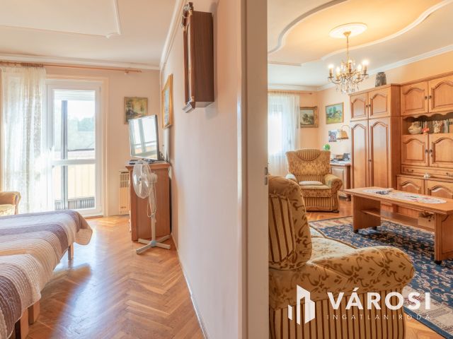 Alsóváros, első emelet, két szoba