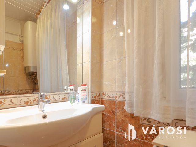 Alsóváros, első emelet, két szoba