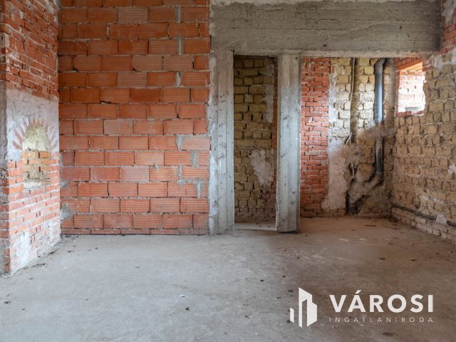 Tágas otthon lehetősége Újiráz központjában