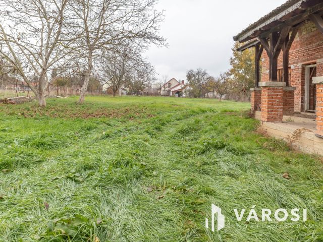 Tágas otthon lehetősége Újiráz központjában