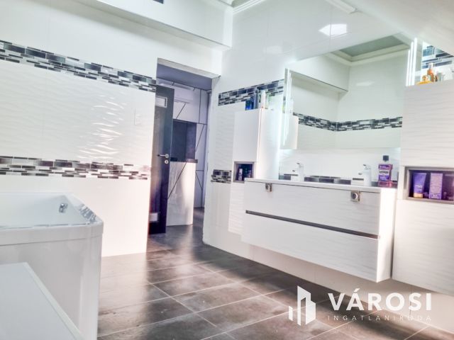 Modern stílusú ikerház, egyedi bútorokkal a belvárosban