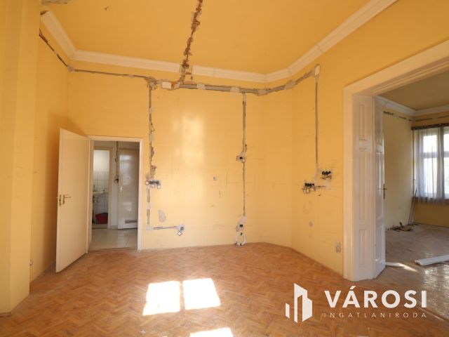 Felújítandó 95 nm-es lakkás.