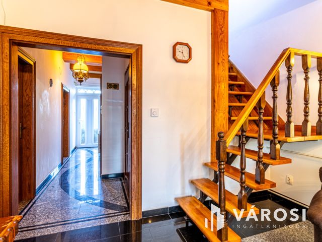 Kétlakásos ikerház 100 méterre a Balatontól