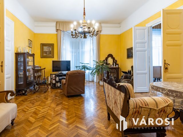 Nagy lakás a Vígszínházzal szemben a nagykörúton