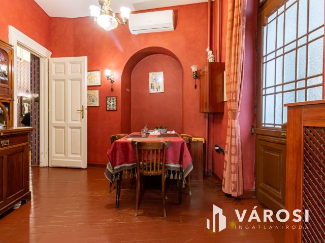 Nagy lakás a Vígszínházzal szemben a nagykörúton