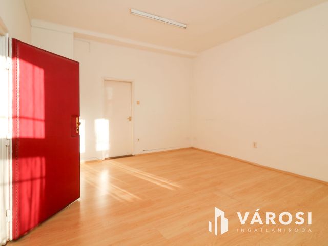 Eladó iroda Békéscsaba belvárosában – két parkolóhellyel!