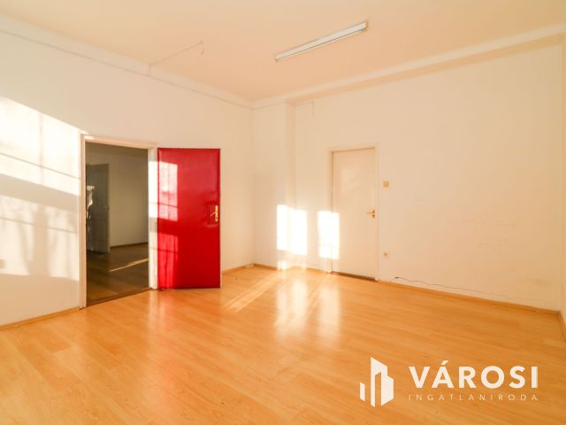 Eladó iroda Békéscsaba belvárosában – két parkolóhellyel!