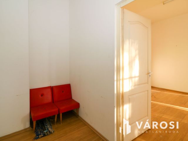 Eladó iroda Békéscsaba belvárosában – két parkolóhellyel!