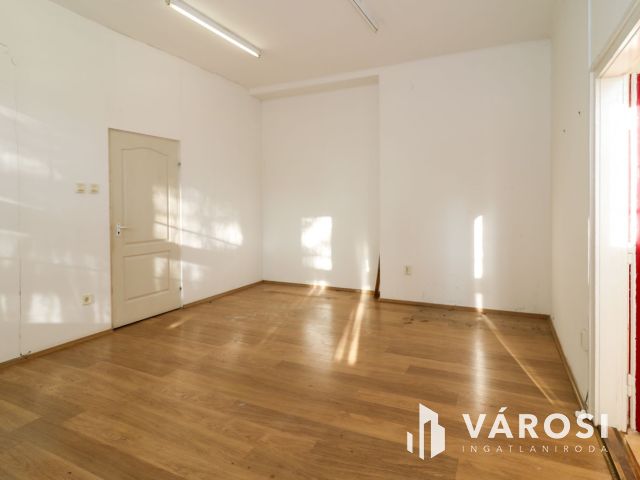 Eladó iroda Békéscsaba belvárosában – két parkolóhellyel!