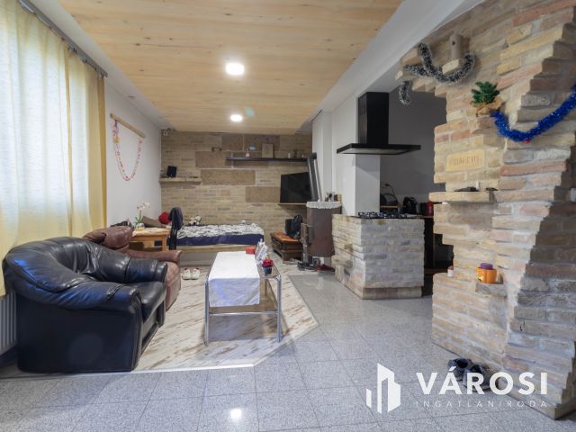 Többfunkciós, tágas, 250 m2-es családi ház Simontornyán