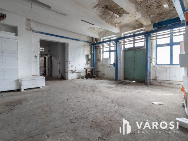 3018 m2-es raktár eladó a XXI. ker-ben, Csepel ipari részén