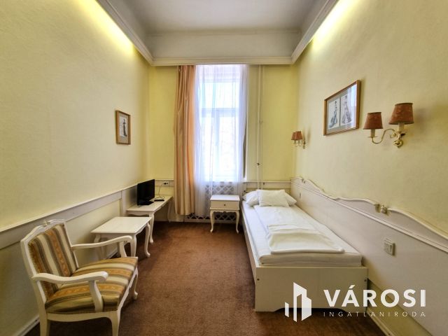 Kétszintes szállodai komplexum Békéscsaba szívében