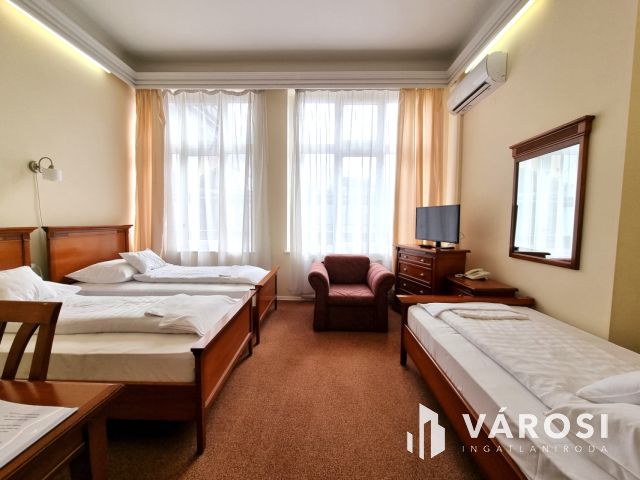 Kétszintes szállodai komplexum Békéscsaba szívében